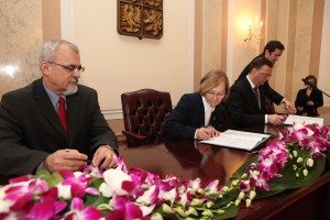 Joel Ruml, Lia Valková a Petr Nečas podepisují smlouvu (www.vlada.cz)