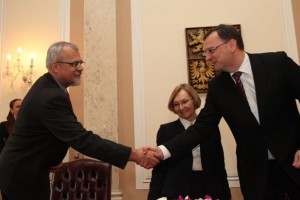 Joel Ruml, Lia Valková a Petr Nečas před podpisem smlouvy 22.2.2013  (www.vlada.cz)